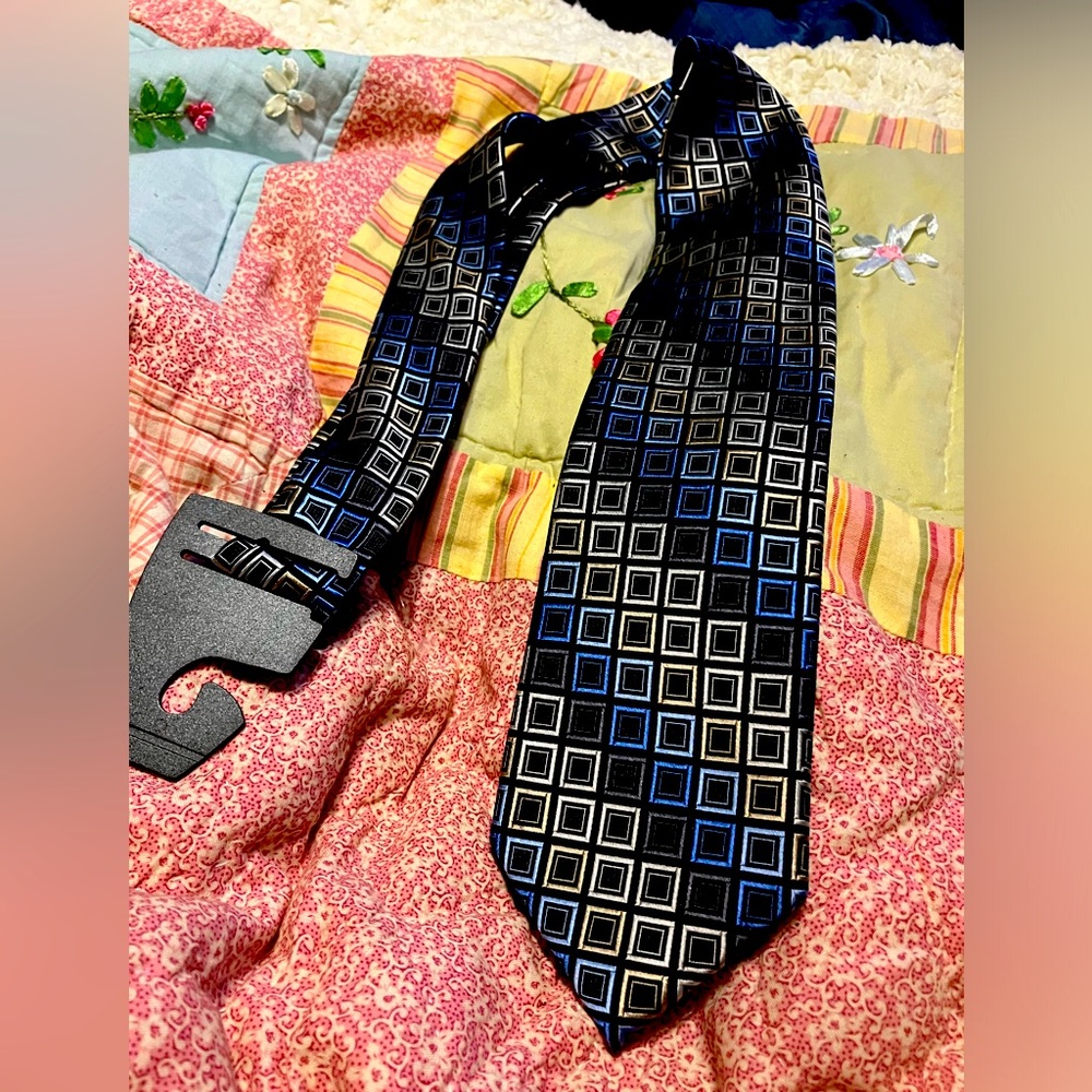Michael Kors 100% silk tie preowned in really good condition